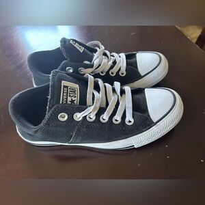 Black and white Converse size 6.5